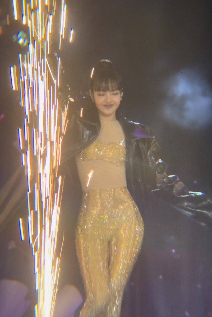 Just hit 400K tweets ✔️ Now, gear up, because half a million is the next stop for our Queen! 👑🚀

DAME LISA AU GALA 
#LISAxPIÈCESJAUNES2024
#SoloistLalisaReturns