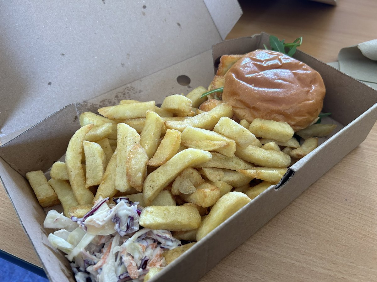 samanthaHall35's tweet image. Me and boyfriend had chips and burger 🍔 for lunch today, support other’s cafe in the area of Carmarthen… 

We went to catch Cymru, there food are 😋 to have. 

#catchcymru #chipsandbuger #fishbar