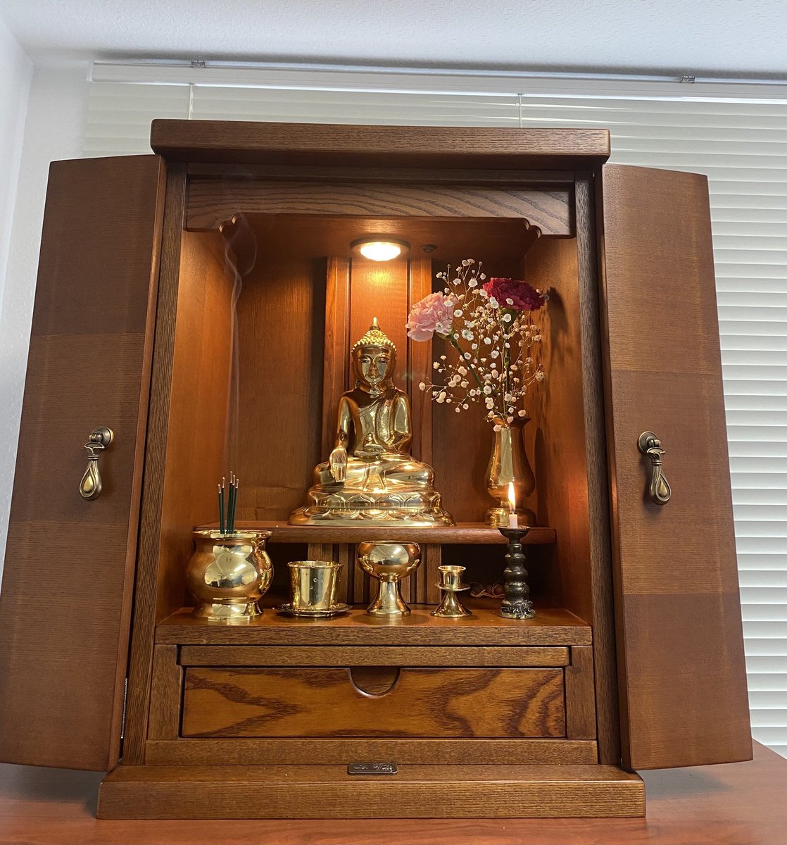 yangonow's tweet image. 大阪事務所の仏壇🙏🙏🙏
#jsat