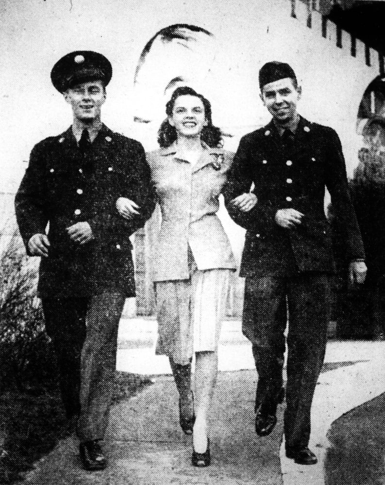 TheJudyRoom's tweet photo. January 26, 1942: Judy &amp; her husband, David Rose, arrived in St. Louis, Missouri, for their USO shows at Fort Jefferson Barracks. 

#judygarland #usotours #uso #stlouis #hotelcoronado #thejudyroom https://t.co/jsdyNIxS8c