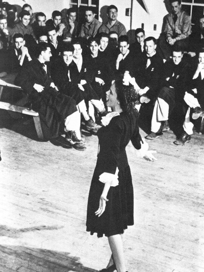 TheJudyRoom's tweet photo. January 26, 1942: Judy &amp; her husband, David Rose, arrived in St. Louis, Missouri, for their USO shows at Fort Jefferson Barracks. 

#judygarland #usotours #uso #stlouis #hotelcoronado #thejudyroom https://t.co/jsdyNIxS8c