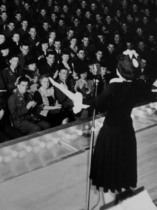 TheJudyRoom's tweet photo. January 26, 1942: Judy &amp; her husband, David Rose, arrived in St. Louis, Missouri, for their USO shows at Fort Jefferson Barracks. 

#judygarland #usotours #uso #stlouis #hotelcoronado #thejudyroom https://t.co/jsdyNIxS8c