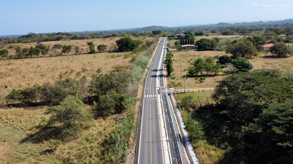 NitoCortizo's tweet image. La obra que beneficia a más de 10,000 habitantes, incluye 2.5 km ciclovía, mantenimiento y reparación de 1 puente, la construcción de 4 puentes vehiculares, remozamiento de 2 parques, señalización de la vía, y además asegura el mantenimiento de la carretera hasta el año 2026. 🇵🇦