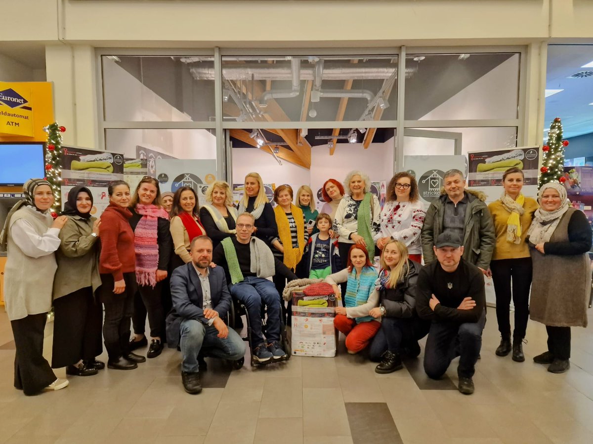 '#Zusammenhalt #stricken: Ein Schal für die Freundschaft' - Insgesamt haben wir 1246 gestrickte Artikel, hauptsächlich Schals, an Bedürftige in TR und UA gesendet. Ca. 15.000 Stunden Arbeitsleistung, um Tausende von Glücksmomenten zu ermöglichen. Danke #Essen #NRW #Deutschland