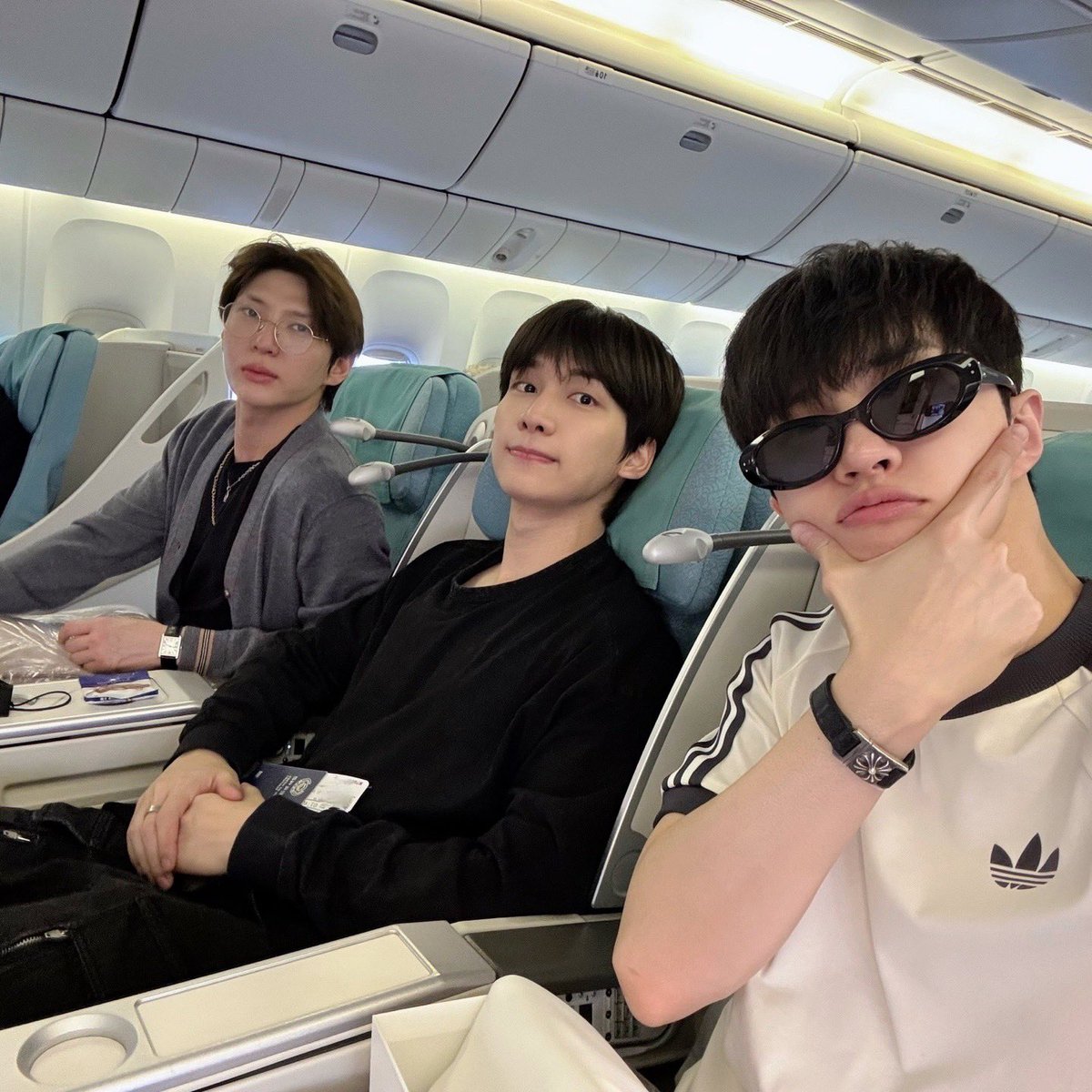 나는 로빅이다. 오늘도 어김없이 도착한 사진📸 막냉이가 준 선물을 👓🕶️ 착용한 형아들. 귀엽고 화목한 🐱🐻🐶이다. 💙💛

#빅스 #VIXX
#VIXX_LIVE_FANTASIA
#CONTINUUM