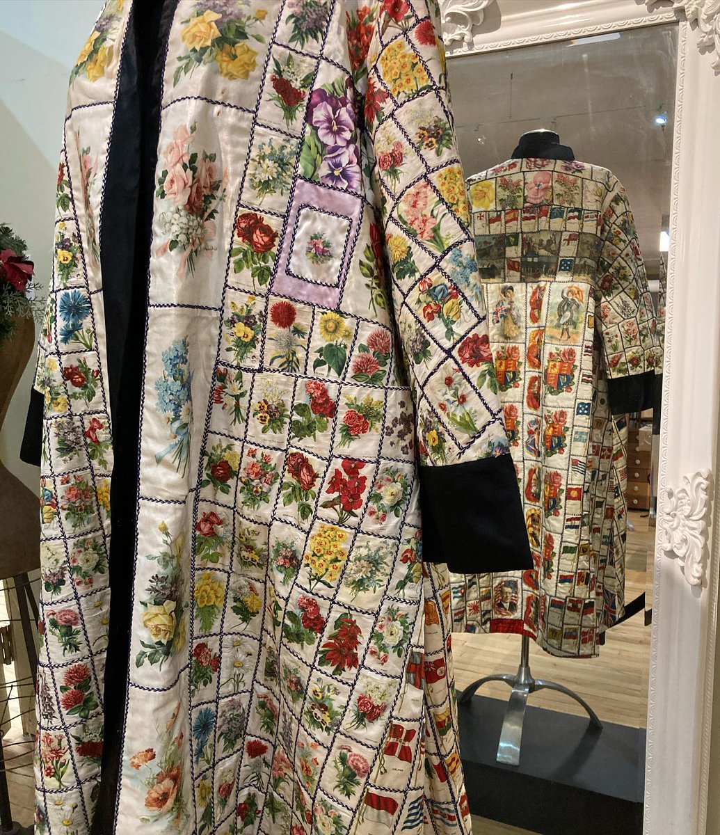 costumemuseumca's tweet photo. Here’s a one-of-a-kind beauty from our collection! Created 1912-15, this gorgeous housecoat is embellished with #cigarettesilks from the late 19th and early 20th century.  #antiquetobaccosilks #antiquehousecoat #silkflowers #crazyquilting #cigarettesilkcoat #costumemuseumcanada https://t.co/IG56F7ZD9Z
