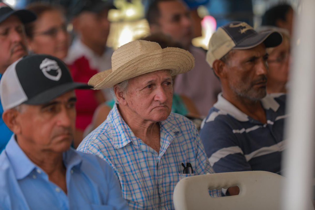 NitoCortizo's tweet image. Con una inversión de B/.1,254,841.76, entregamos la Orden de Proceder para el diseño, suministro, transporte, entrega e instalación de materiales, equipos e interconexión, para la EXTENSIÓN DE LÍNEAS DE DISTRIBUCIÓN ELÉCTRICA Y LUMINARIAS PÚBLICAS, en la Provincia de Los Santos.