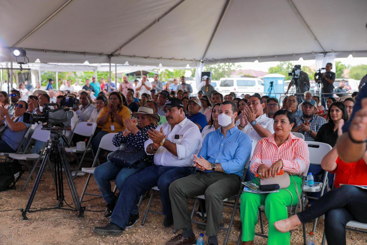 NitoCortizo's tweet image. Con una inversión de B/.1,254,841.76, entregamos la Orden de Proceder para el diseño, suministro, transporte, entrega e instalación de materiales, equipos e interconexión, para la EXTENSIÓN DE LÍNEAS DE DISTRIBUCIÓN ELÉCTRICA Y LUMINARIAS PÚBLICAS, en la Provincia de Los Santos.