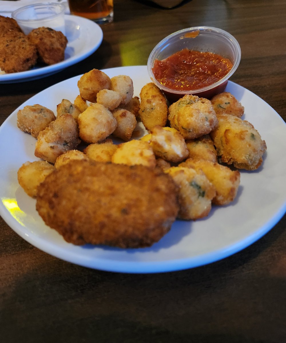 Just so happened that the missus and I had one of those most irritating days, so we decided to hit the local watering hole this evening.  Garlic cheese curds, fiesta popers, sausage and pepperoni pizza. Well maybe a glass or 4 of old fashion's.  Love y'all ❤️