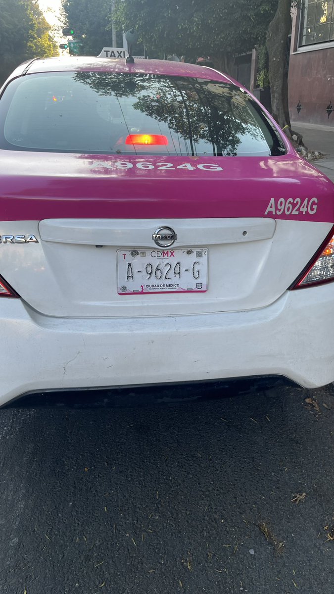 palkav's tweet photo. @LaSEMOVI jefazos que pasa si todos los días a todas horas nuestros amigos que manejan carros y motos se estacionan dentro de las ciclopistas ? Av. Benjamín Franklin https://t.co/udLC3hmPVW