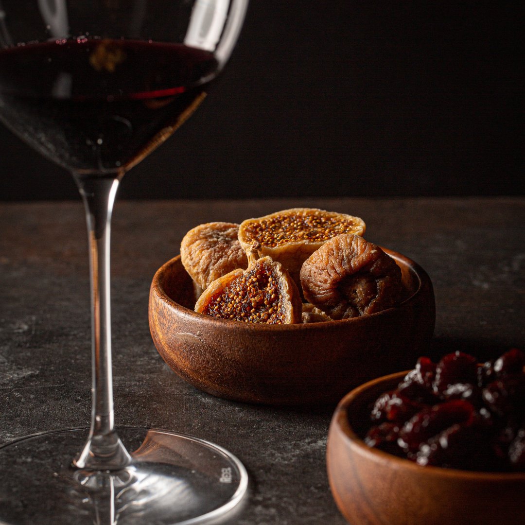 Celebrate the 2024 trend of solo dining with a glass of Ribera del Duero Reserva. Always a good company. 🍷🍇

#TempranilloToast #FoodTrends2024 #RiberadelDueroWines #FoodandWinePairing #TrendyFlavors #TempranilloWine #FoodieFinds #OnTrend #Tempranillo #RedWine