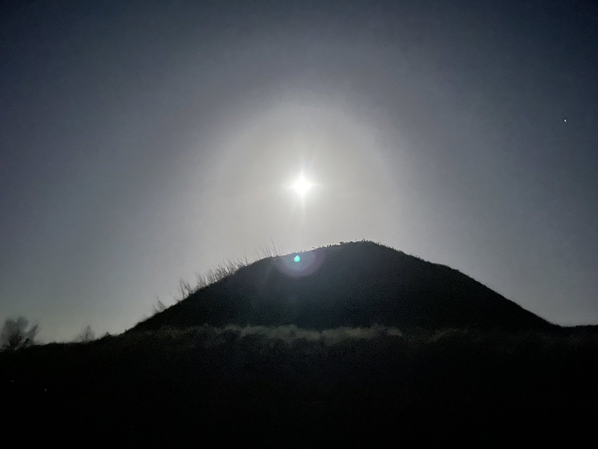 #Nachtwandeling #VolleMaanAvontuur #Sterrenpracht #StapOnderDeSterren #MaanverlichtPad #AvondStilte #NatuurNacht #MystiekeWandeling