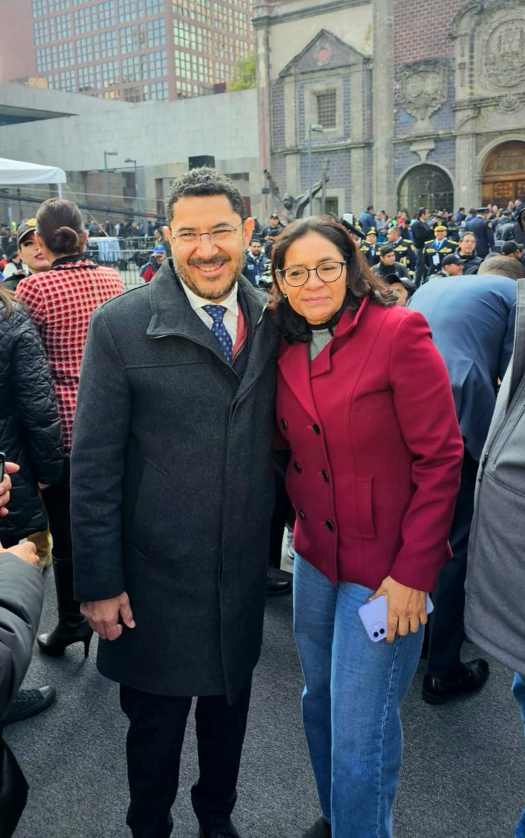 Querido amigo y compañero <a href="/martibatres/">Martí Batres</a> te envío un fuerte abrazo de cumpleaños, espero que la vida te llene de salud y prosperidad, siempre es un gusto coincidir contigo.
