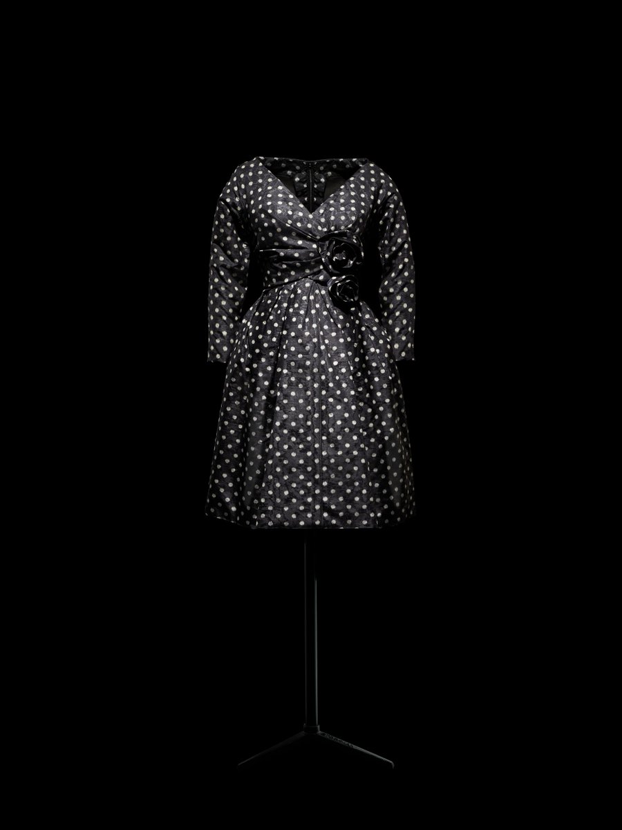 ディオールのエレガンスの不変性は、2世紀にも跨ります。ムッシュ ディオールが1956年に発表したポルカドットのドレス「パスティーユ」の持つ、その魅力的なオーラは、マリア・グラツィア・キウリによる #DiorCouture 春夏2024の新作ドレスに見事に影響を与えました。
on.dior.com/couture-ss24