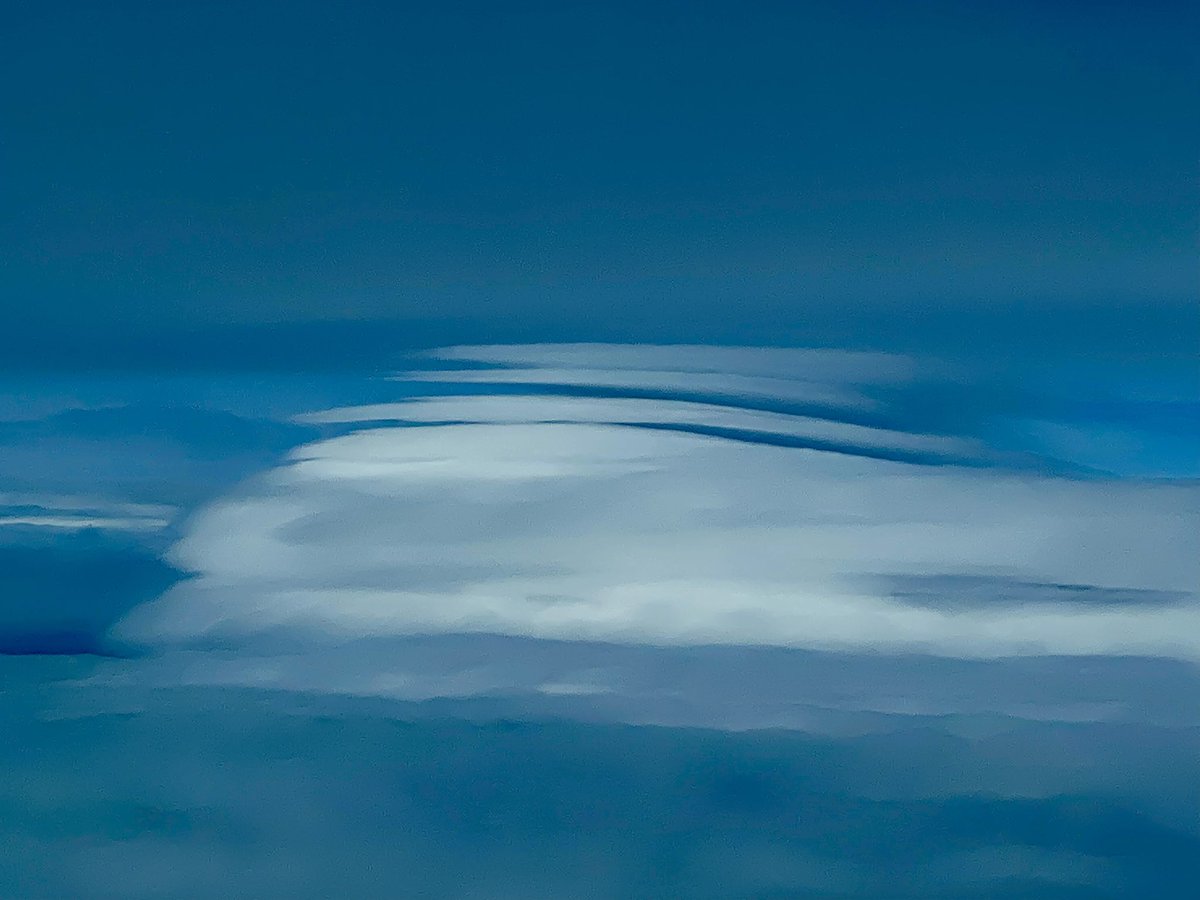 Beautiful lenticular clouds in northern Nevada this afternoon! Blue skies y’all!! #nvwx #weather #aviationweather