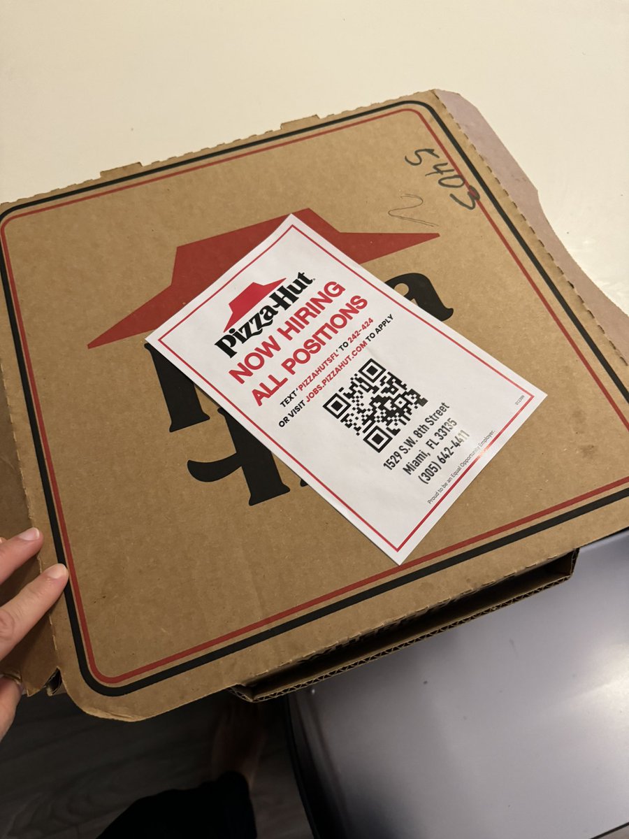 JTWoods's tweet photo. My $40 pizza…thanks @pizzahut! https://t.co/ugB118OTDr