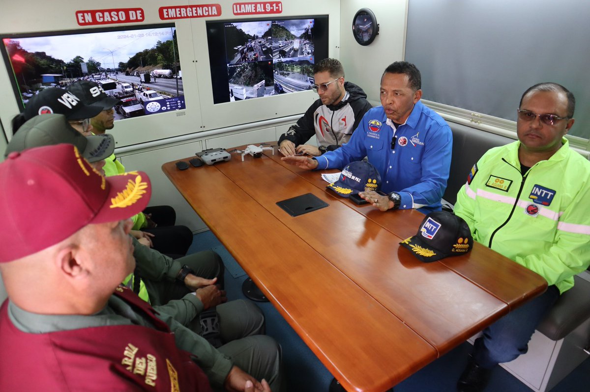 Servidores públicos del #Senamecf  participan en la Jornada Preventiva Nacional “Conciencia vial por la vida y la paz", desplegada en el territorio nacional a través del Frente Preventivo del <a href="/MijpVzla/">MPPRIJP</a>
