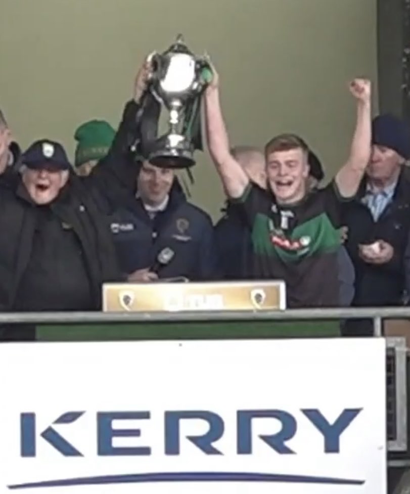 Slyone1069's tweet photo. What a great pic! The legend Buddy O’Grady lifts the Corn Uí Mhuiri with ⁦@GAAMounthawk⁩ Captain Odhran Ferris 👏👏 https://t.co/E9z9Uo6X8L