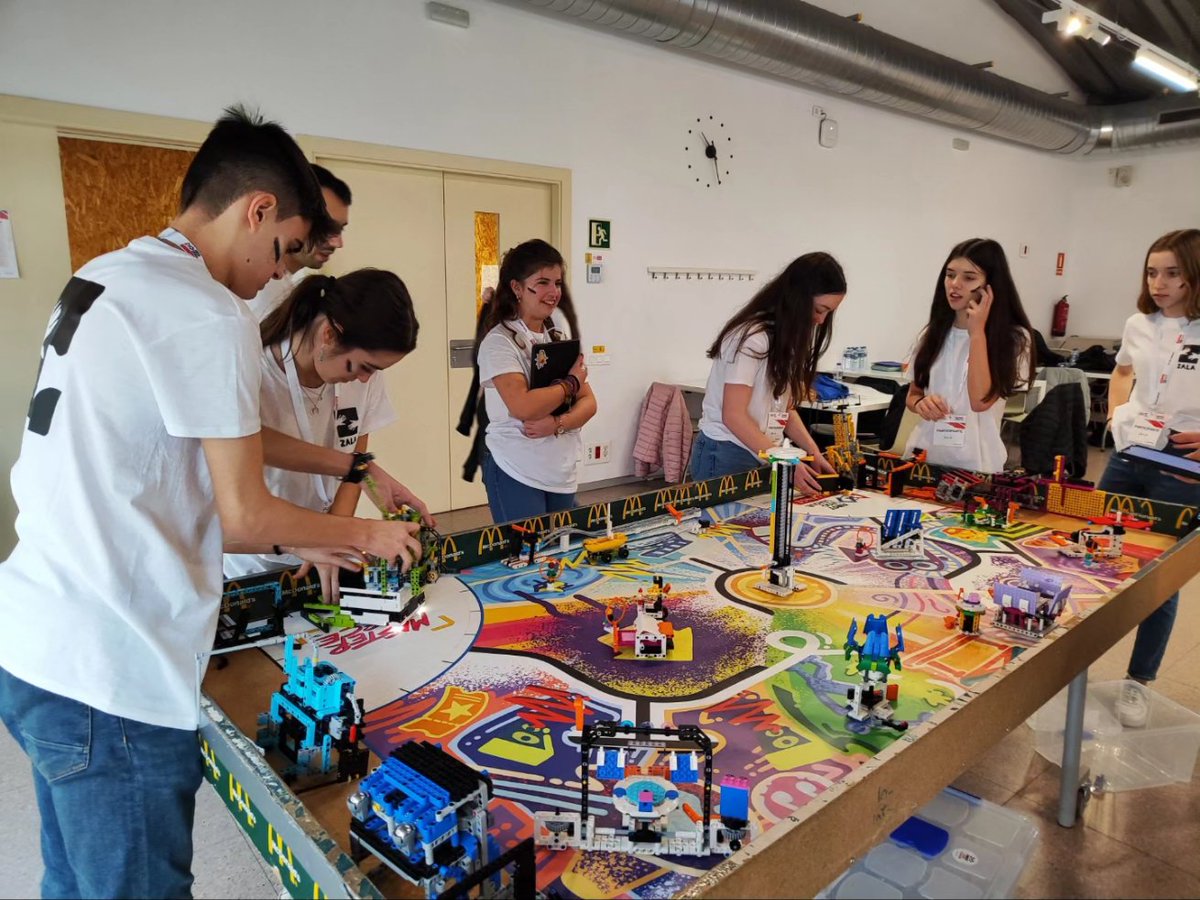FEPSantRamon's tweet photo. L'equip #Zala de la @fll_spain ha guanyat el joc del robot i ha obtingut una nominació al national innovation award al torneig d'avui a Barcelona #moltmesquerobots #FSRsteam https://t.co/3D3nVUuuQi