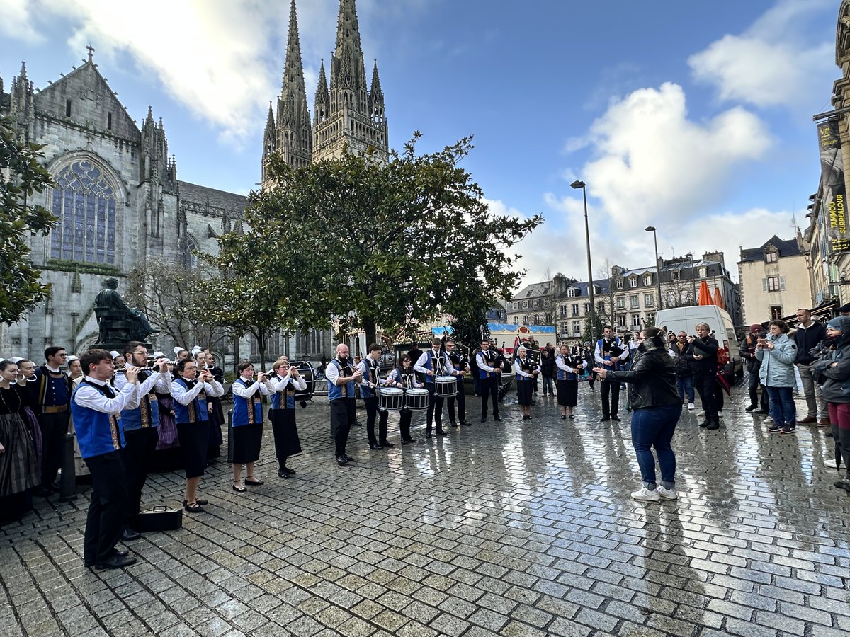 jyhuchede's tweet photo. Réception à l'hôtel de ville de #Quimper en qualité de champions de Bretagne 2023 dans leur catégorie respective, du Cercle Eostiged ar Stangalas ados ( @eostiged ) et du @BagadErgueArmel https://t.co/xkAgTbruKX