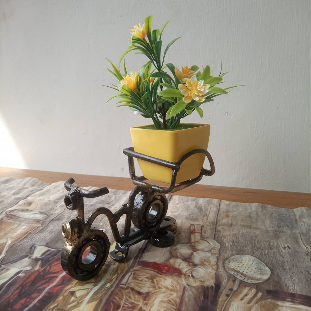 🔆In Stock : Mini bicycle flower vase
📍Ideal for offices,bookshelves, event decor, coffee tables and homes
#MediaSurgeonCrafts
#MadeInUganda

Call or WhatsApp 0704811756
#gift #decoration #Kyangagaali #Uganda #MTBlife #bicylcle #cycling #Pedal #Cyclinglifestyle #artoftheday