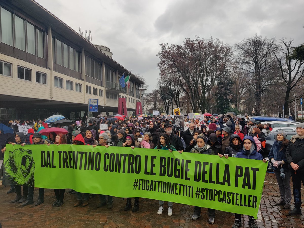 partigianovegan's tweet photo. Anche oggi siamo in migliaia per difendere chi non ha voce!!! #stopcasteller #M90 #Trentino #Fugatti https://t.co/hwMP7rGZpM