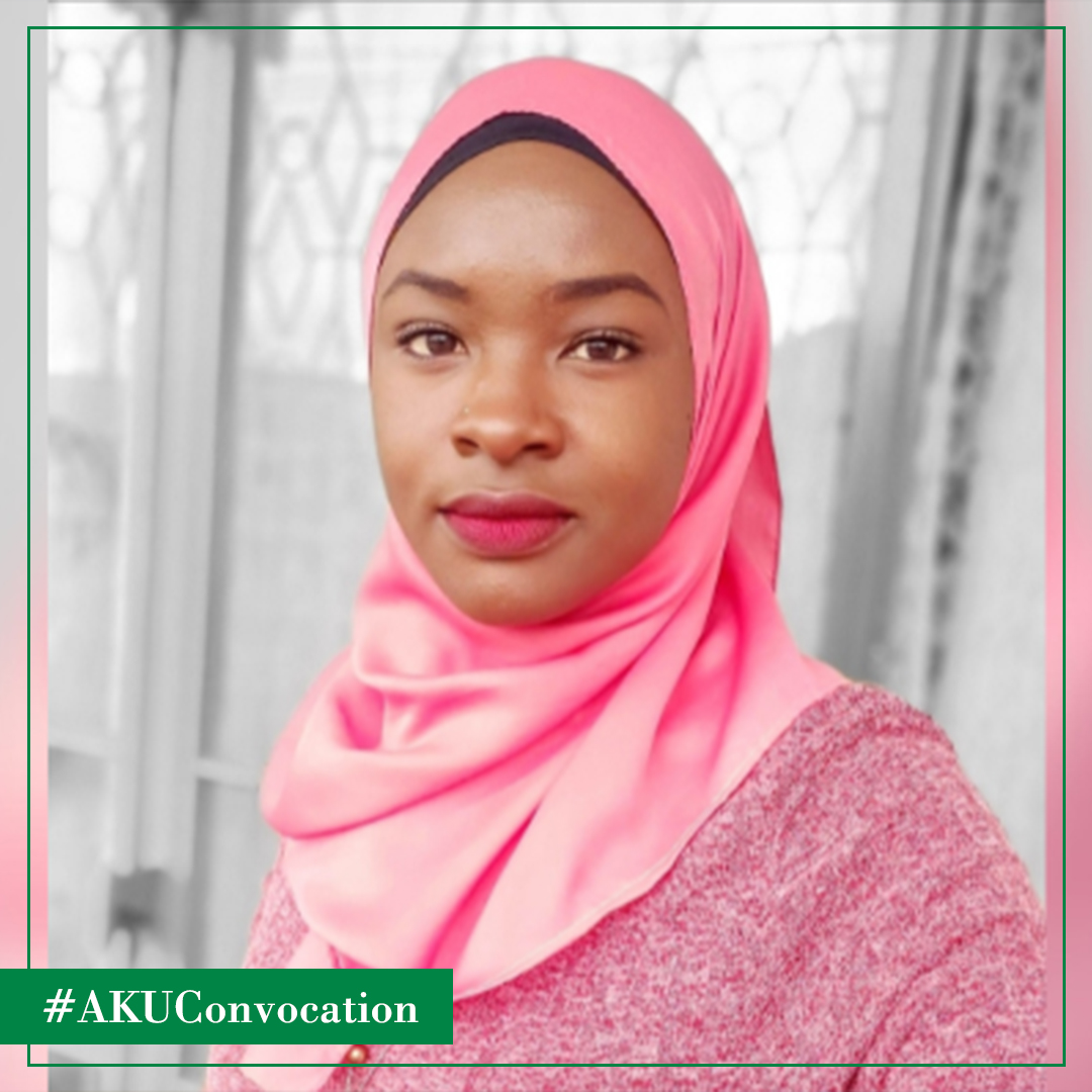 Meet @ZeynWandati a trailblazing journalist with a passion for science, sustainability, and digital storytelling! Thanks to @AKU_GSMC Zeynab has emerged as the 'MOJO Queen' of the newsroom. Read her story: aku.edu/news/Pages/New… #AKUConvocation