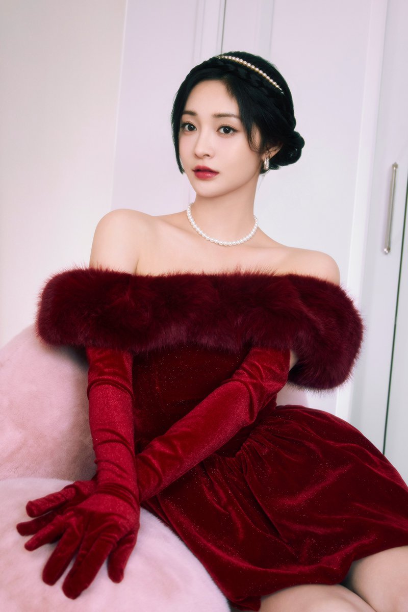 Even a thin veil can’t take away my beauty; it amplifies my attraction. My features are adorned with a wine-like tinge. It is evident at a quick glance that red appears to be the theme. I was able to pull off this delicate look despite being bold and pretty. A sight for all eyes.