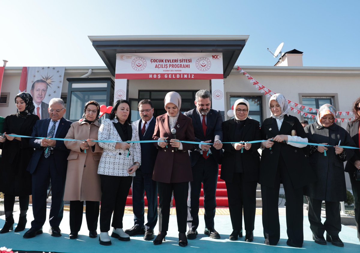 MahinurOzdemir's tweet photo. Bakanlık olarak kıymetli çocuklarımıza daha iyi bir gelecek sunmak için var gücümüzle çalışıyoruz.

Kayseri'de, onların umutlarına ve hayallerine şahitlik edecek olan Çocuk Evleri Sitemizin açılışını gerçekleştirdik.

Kalplerine sevgiyle dokunduğumuz evlatlarımızla kurduğumuz gönül bağımız sonsuza dek sürmeye devam edecek.
#BizBüyükBirAileyiz