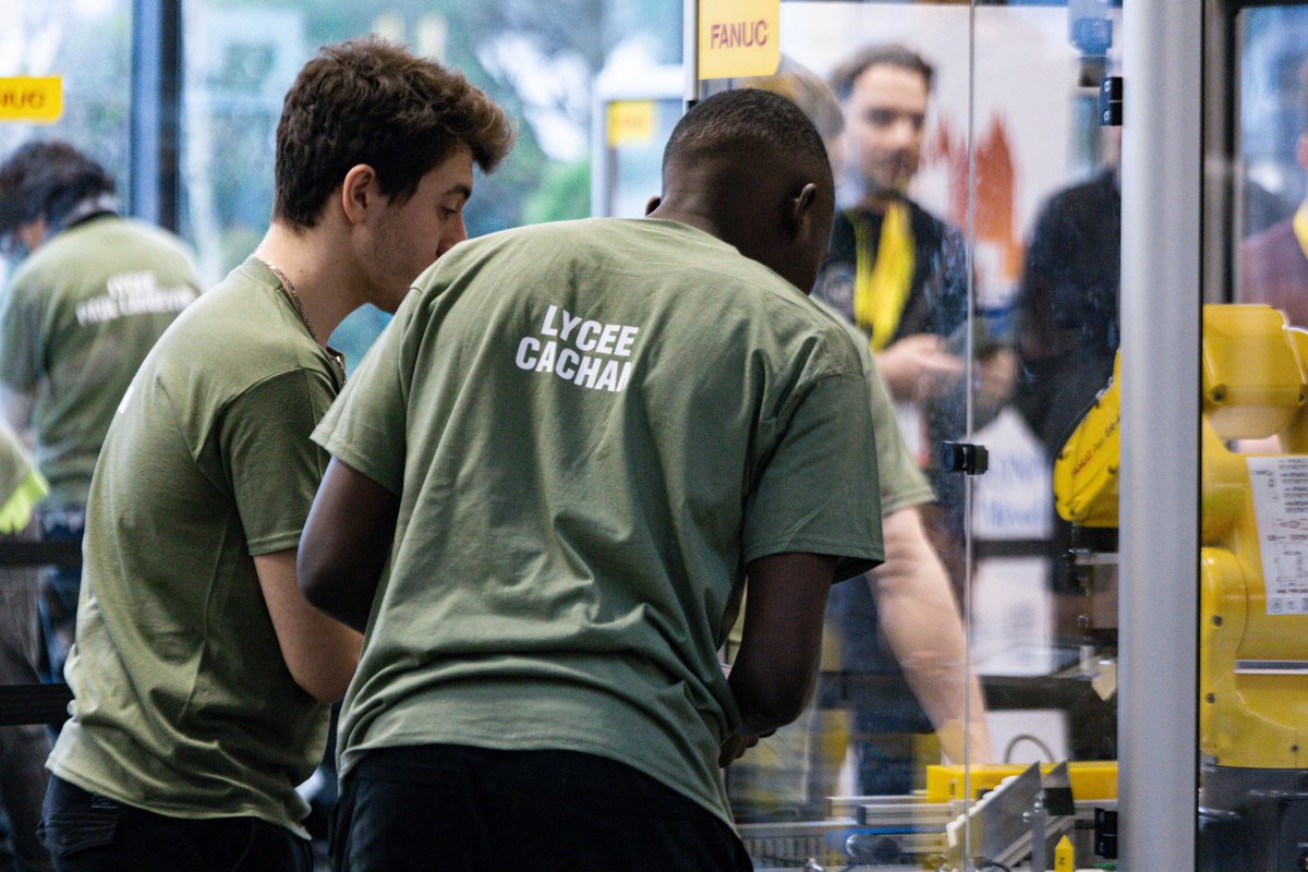 Félicitations à nos étudiants, ainsi qu'à leur super coach! 💥 

Ils ont décroché la 9ème place parmi les meilleurs intégrateurs robotique français Bac+2 aux #Olympiades_FANUC. Une journée intense et pleine de réussites ! 🇫🇷 

#Robotique #BTS_CRSA #CRSA_Cachan