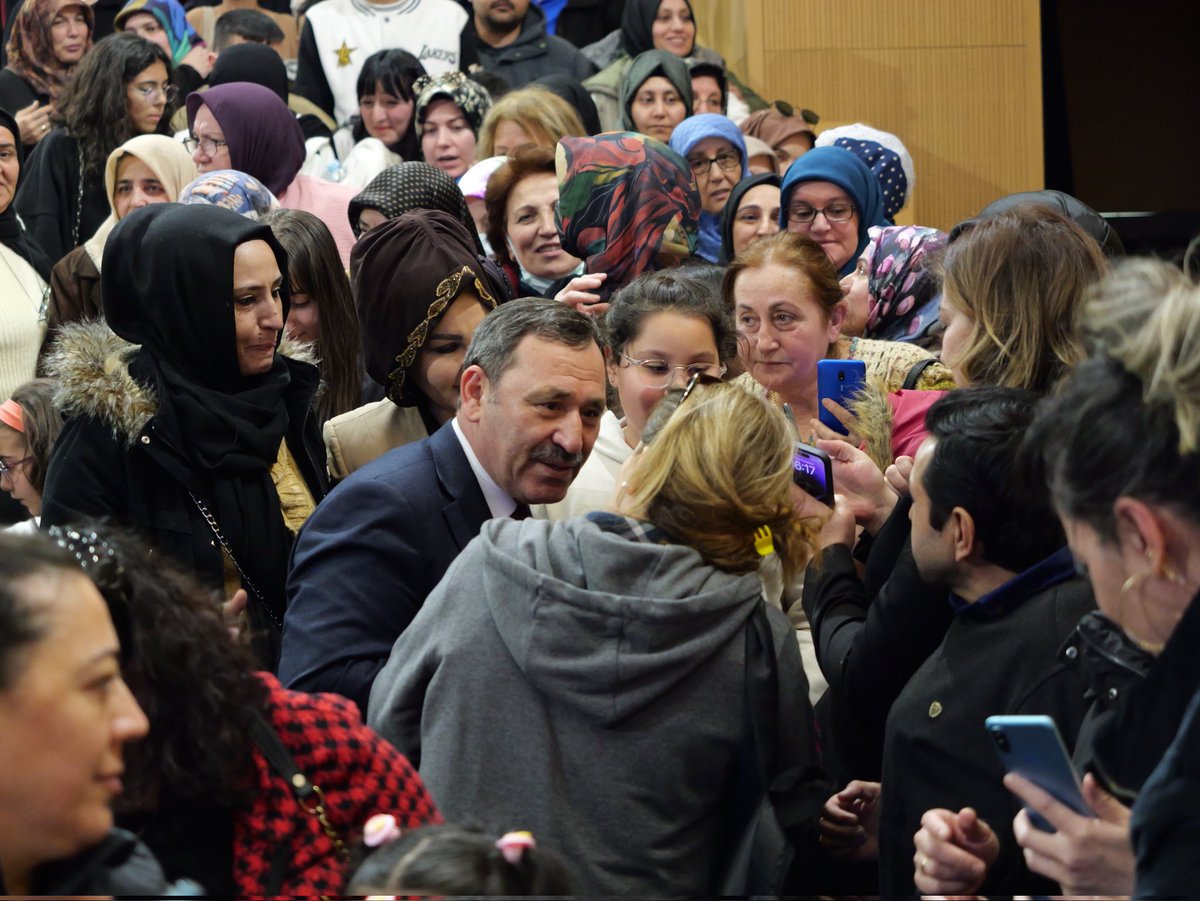 enverdemirel's tweet photo. İlçemizin farklı mahallelerinden gelen bine yakın hemşehrilerimize, 100. Yıl Cumhuriyet Kültür Merkezi, Türk Tarih Müzesi, Engelsiz Yaşam Merkezi, Alevi Bektaşi Kültür ve Cemevi, Atatürk Müzesi ve Okumaevi ile Halide Edip Hanımlar Konağımızı gezdirdik.

Hizmetlerimiz hakkında  ilgi vererek istek ve önerilerini dinledik.

Hemşehrilerimize ziyaretleri ve destekleri için teşekkür ediyorum.