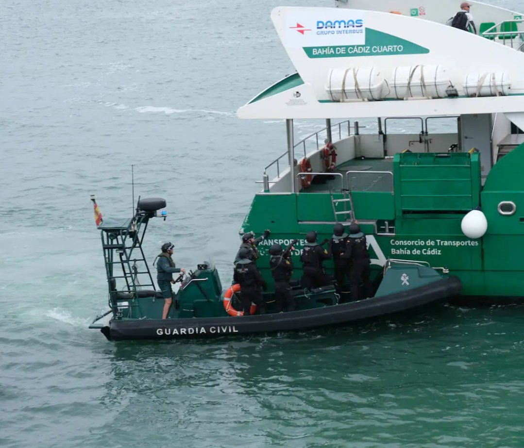 Foto 1. Medios para proteger Ferraz o cualquier sede de un partido. Foto 2. Medios para luchar contra lanchas 10 veces mayores....no words. Eso sí, para videojuegos y cine si hay dinero y ayudas......es algo histórico, nadie se ha preocupadoantes <a href="/guardiacivil/">Guardia Civil</a> <a href="/Policianacional/">Policía Nacional</a>