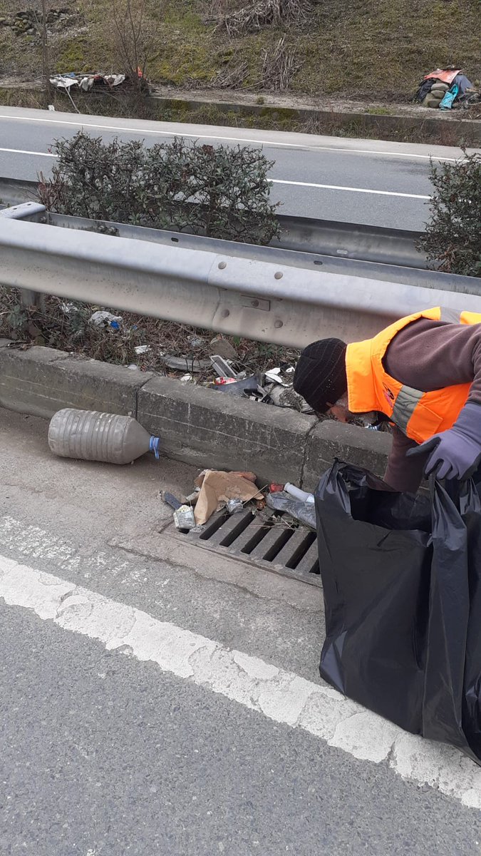 Taşeron da bütçeye yük değil ama yıllardır vermiyorlar Asıl bütçeye yük olanları temizlemeleri lazım.Aradan mutaitleri bi çıkarsınlar bak ozaman herkes adam gibi kadrolu çalışır hakkını alır.Mutaitlere giden milyon dolarlar devlete kalır. Azda kendileri kısıtlar lüks yaşamasınlar