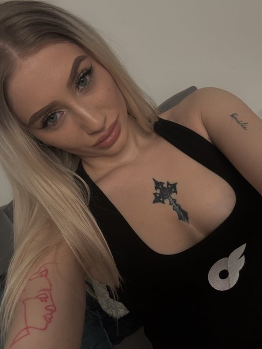 Kdo si u mě zapne zvoneček dostane zadeček 🍑 https://t.co/7K4vknY8Z9