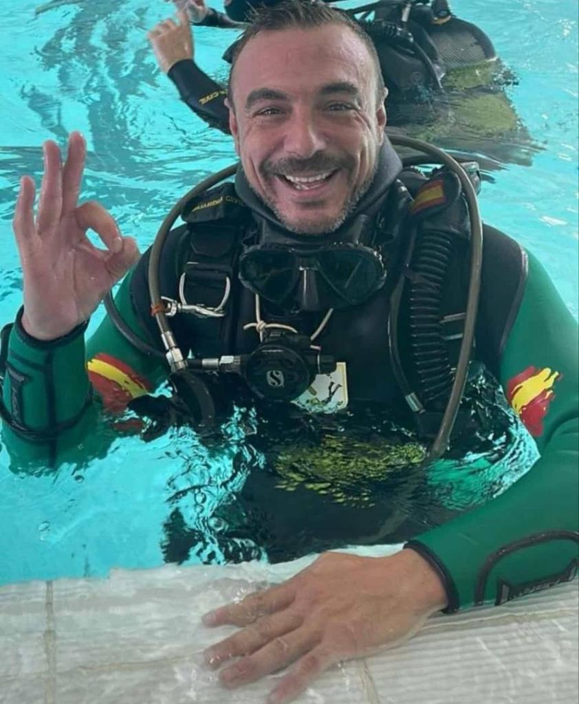 El agente Miguel Ángel González Gómez, de apenas 39 años, y natural de San Fernando( Cádiz)
Asesinado ayer por el narco en Barbate.

Pongamos identidad a nuestros muertos frente a un Marlaska que solo habla de números y “fallecidos”.

Memoria es dignidad.
Esto se tiene que acabar
