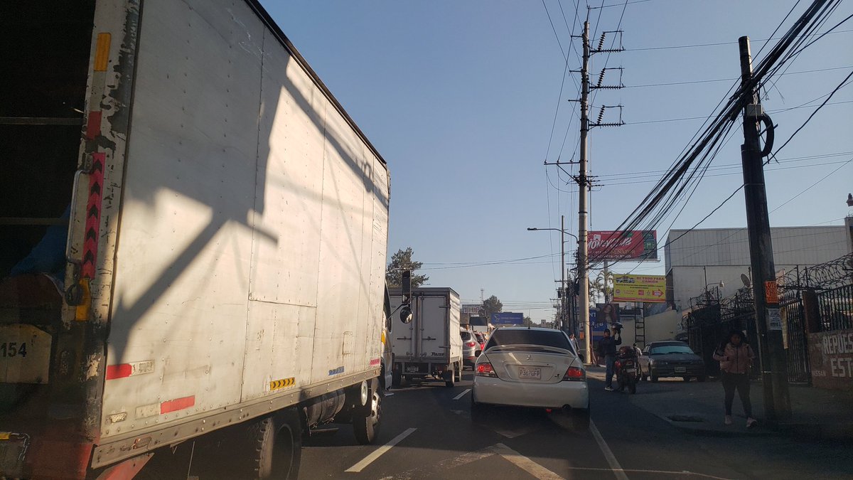 PMT_VILLANUEVA's tweet photo. Alta carga vehicular en la calzada Raúl Aguilar Batres con dirección al #Trabol https://t.co/WeAiBzqGms