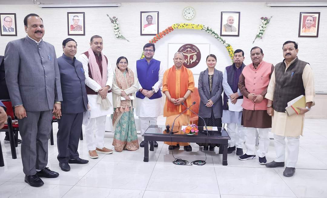 IAlkaSingh's tweet photo. आज माननीय मुख्यमंत्री के आवास पर मंडल की बैठक में विधानसभा के विभिन्न मुद्दों को निस्तारण के लिए माननीय मुख्यमंत्री के समक्ष प्रस्तुत किया https://t.co/GiHVohS615