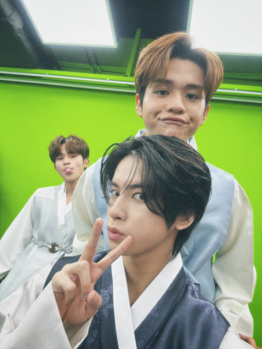 [🐶] Happy lunar new year everyone 🐉🎆 let’s start a new year with a happy hearts 💕

#HORI7ON #호라이즌 #KYLER #카일러