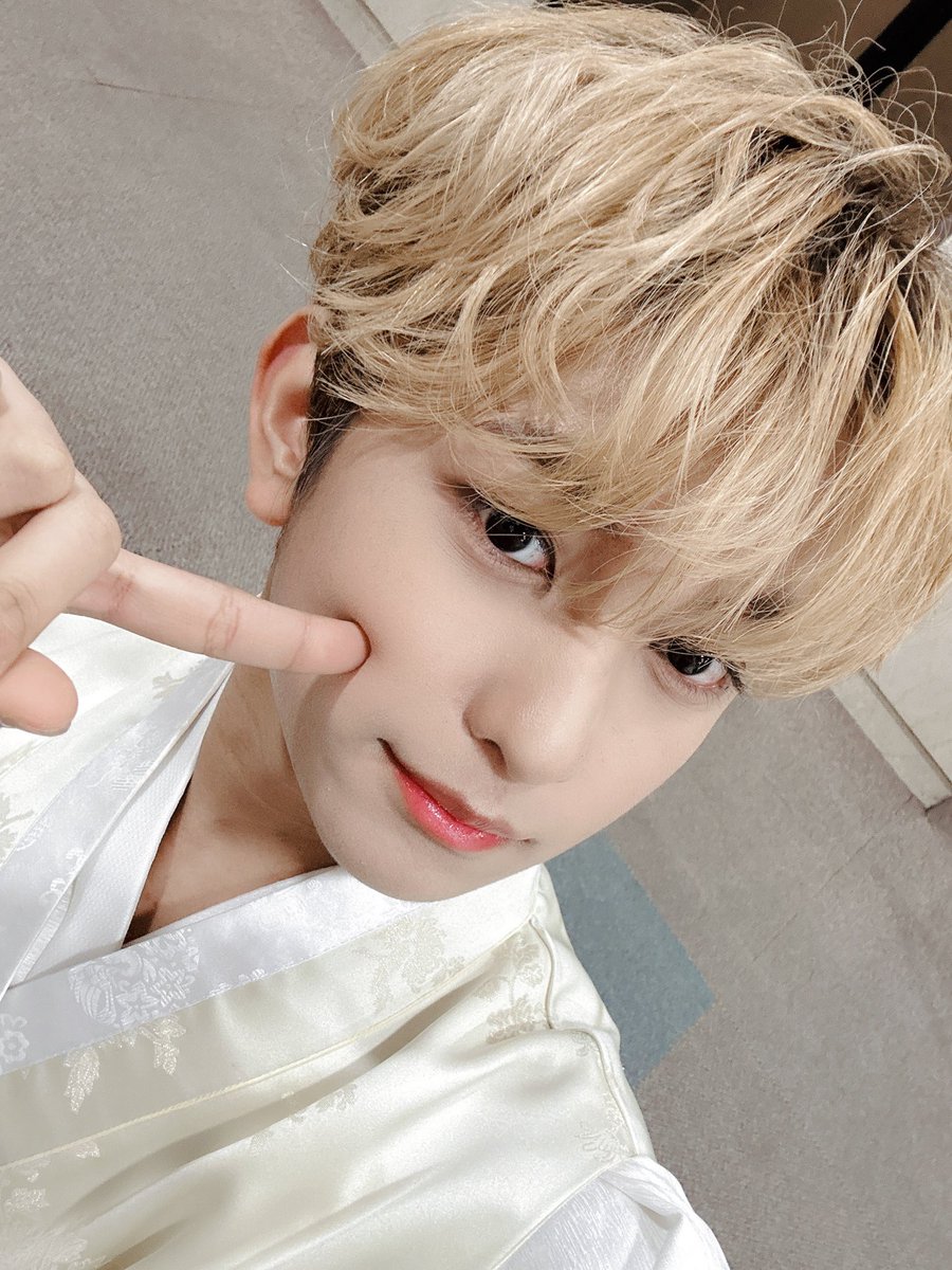 HORI7ON_twt's tweet photo. [🐰] Happy Lunar New Year!! 🐉⭐️
새해 복 많이 받으세요!! 

I wish all of us a bright year ahead this 2024!! ❤️❤️

#HORI7ON #호라이즌 #MARCUS #마커스 https://t.co/3DMfgxuk7j