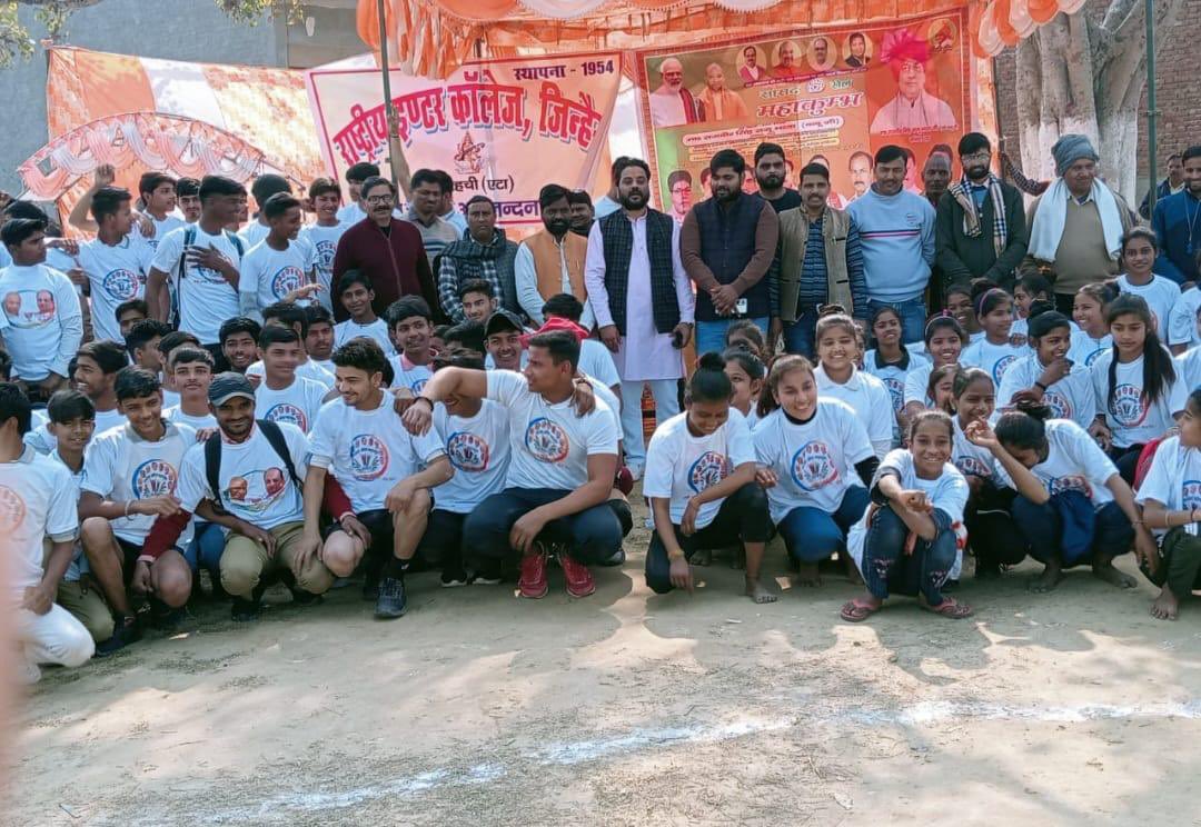 RajveersinghUP's tweet photo. आज दिनाँक 10/02/2024 लोकसभा एटा/कासगंज में मंडल स्तर से सांसद खेल स्पर्धा का सुभारम्भ हुआ।
यह खेल मण्डल स्तर,विधानसभा स्तर व जनपद स्तर पर होंगे।
कासगंज का फाइनल 15/02/204 को व जनपद एटा का फाइनल 16/02/2024 को होगा। 
अतः जनपद के छात्र छात्राओ (खिलाड़ियो) से निवेदन है कि सांसद खेल https://t.co/089wQboibX
