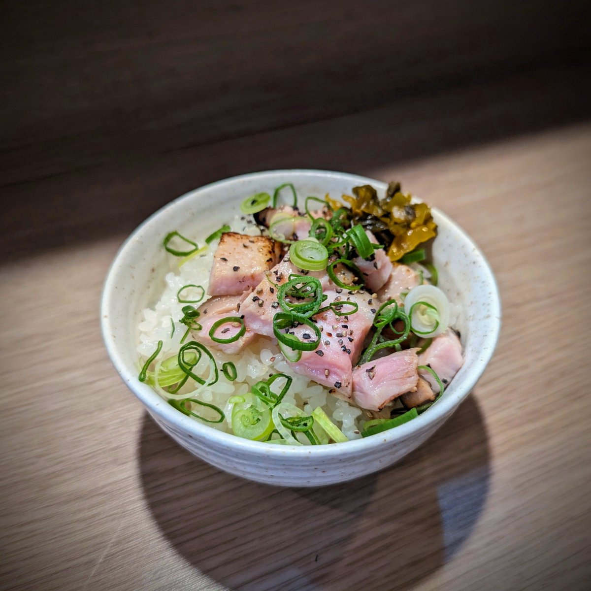 huwa_149's tweet photo. 麺屋 鶏恋（三重・津市江戸橋）
@menya_torikoi⁡

⁡✔ 鶏塩ゆずワンタン麺
✔ ミニチャーシュー丼

#麺屋鶏恋 #鶏恋
#ラーメン #塩ラーメン #醤油ラーメン #鶏白湯 #まぜそば #ramen #noodles #foodporn
#三重 #津 #三重大学 https://t.co/A9T3G0Ya4N
