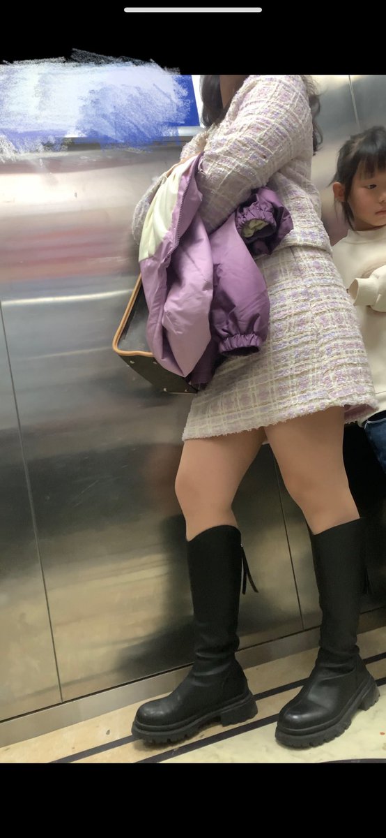 siwamotong's tweet photo. 大年初一遇到各种想玩的靴子却都不在门口脱鞋的抓狂史03，小香风少妇，在楼下还让女儿踩着她的靴面，她在扭扭捏捏地挪脚丫，可能是里面的袜子已经被蹭到半脱状态了吧，这个玩不到真是可惜了，味道一定好 https://t.co/2HkkjKP3vo
