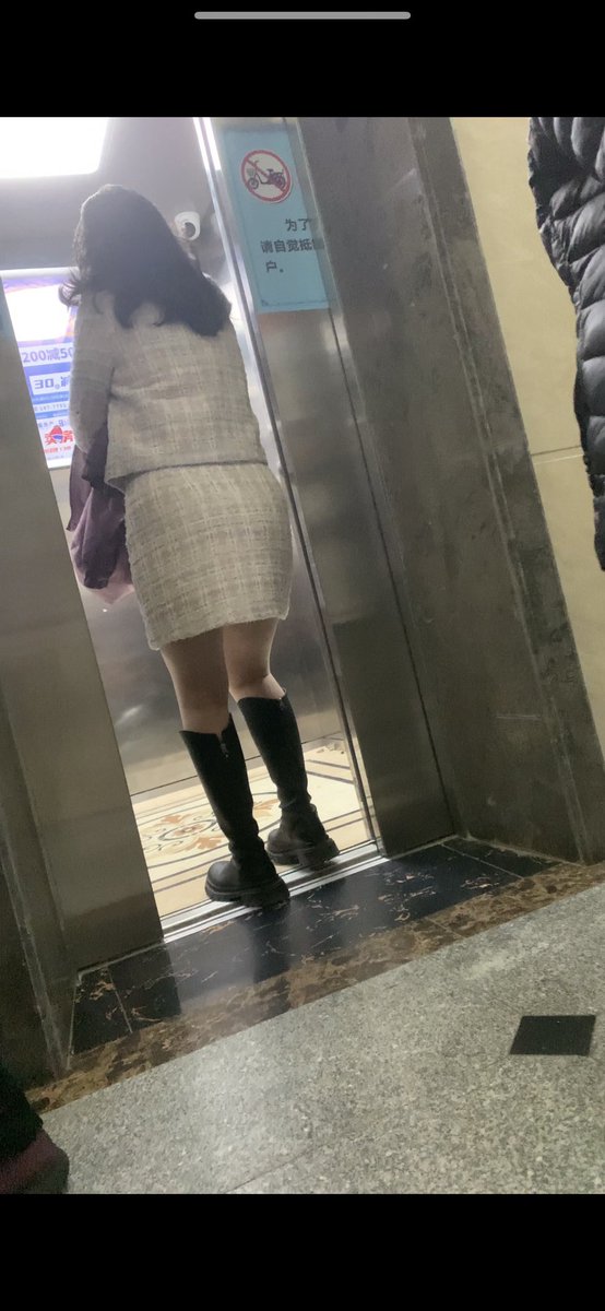 siwamotong's tweet photo. 大年初一遇到各种想玩的靴子却都不在门口脱鞋的抓狂史03，小香风少妇，在楼下还让女儿踩着她的靴面，她在扭扭捏捏地挪脚丫，可能是里面的袜子已经被蹭到半脱状态了吧，这个玩不到真是可惜了，味道一定好 https://t.co/2HkkjKP3vo