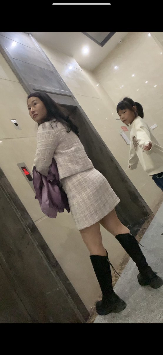 siwamotong's tweet photo. 大年初一遇到各种想玩的靴子却都不在门口脱鞋的抓狂史03，小香风少妇，在楼下还让女儿踩着她的靴面，她在扭扭捏捏地挪脚丫，可能是里面的袜子已经被蹭到半脱状态了吧，这个玩不到真是可惜了，味道一定好 https://t.co/2HkkjKP3vo
