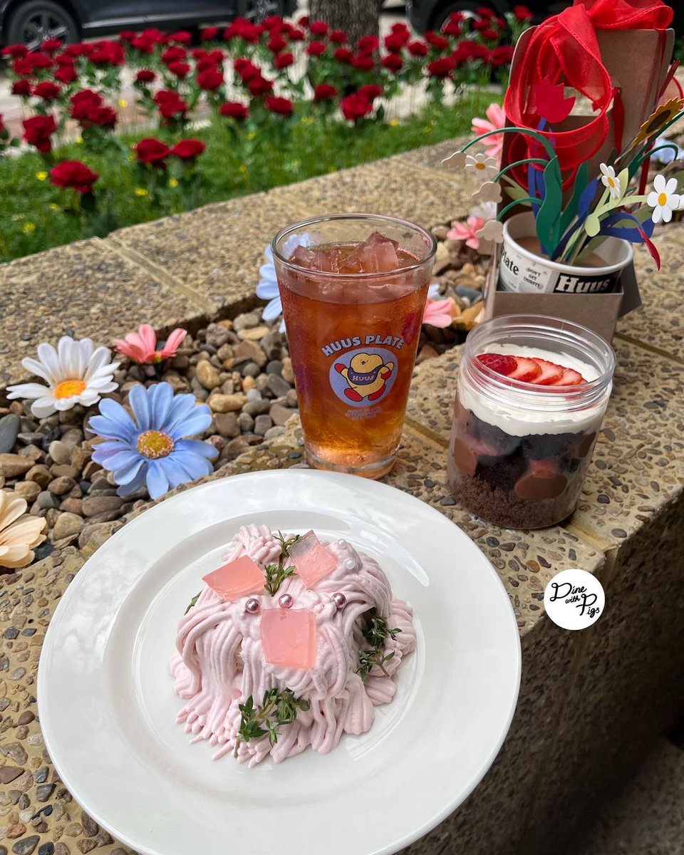 dinewithpigs's tweet photo. เล็งไว้ตั้งแต่คริสต์มาส ได้มาวาเลนไทน์พอดี สวยมาก ยกสวนกุหลาบมาเลย🌹 อาหารดี ไก่ทอดเรามองผ่าน แต่พี่สั่ง และคือไก่ชุ่มนุ่มมาก คาโบนาร่าเจ้มจ้นข้นคลั่กมาก ขนมก็ไม่ผิดหวัง เค้กลิ้นจี่หอม ข้างในเป็นแพนเค้ก มีเซทดอกไม้กระดาษด้วย ไว้ซื้อให้แฟนแบบเลี้ยงยังไงก็ไม่ตาย5555555 @aroii https://t.co/KqlilD5Rfc