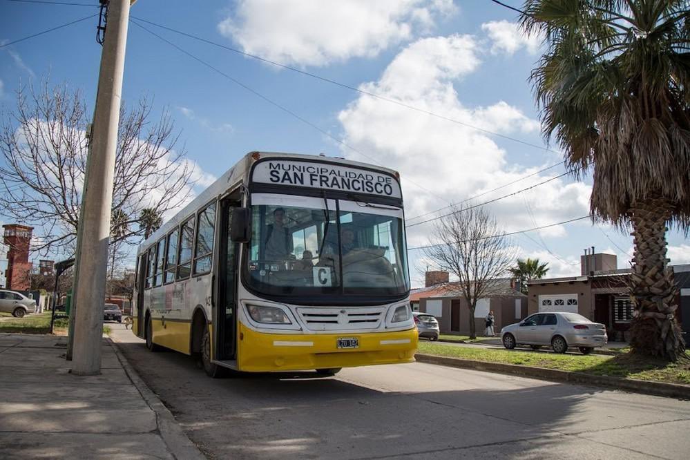 marcojpuricelli's tweet photo. LA PLATA DONDE DEBA IR

Después del anuncio del corte de subsidios nacionales a provincias, la municipalidad AMENAZA poner en riesgo nada más y nada menos q el traslado diario los alumnos del IPEA y d miles d trabajadores de la Ciudad q usan el colectivo a diario en horas pico https://t.co/RCItB7nJ9v