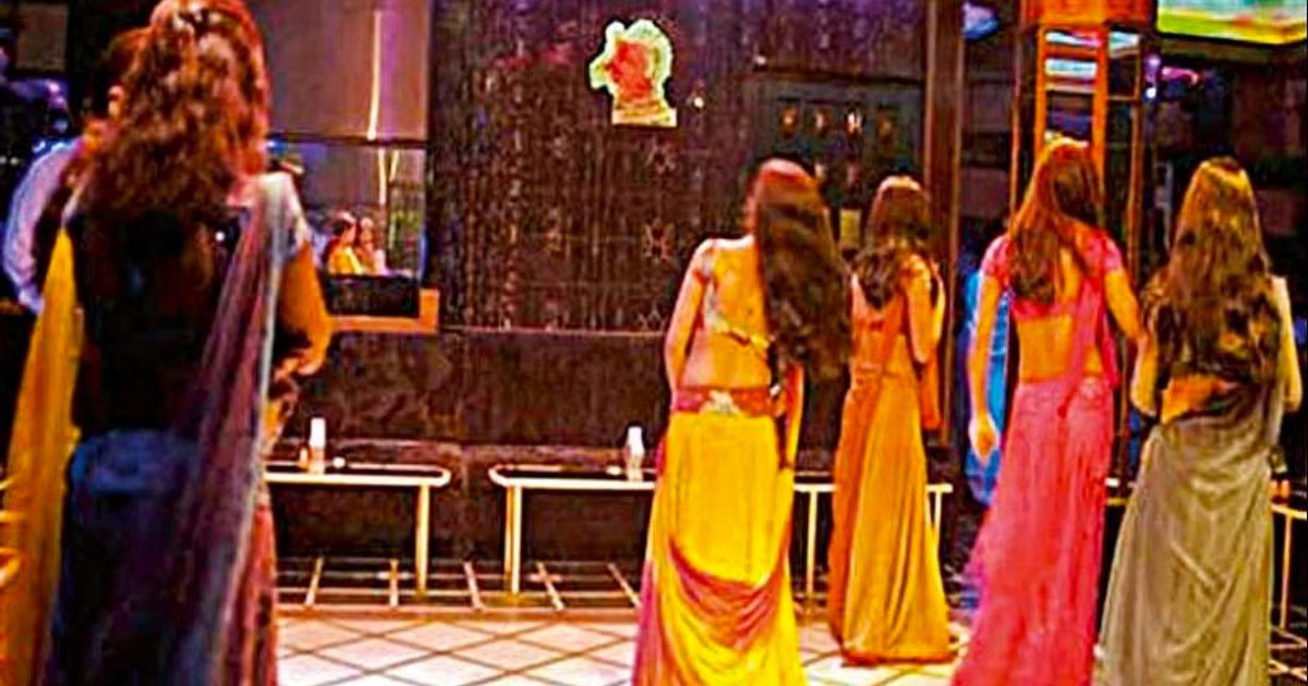 gallinews's tweet image. Sachi Restaurant &amp;amp; Bar At Chakala Par Raid 19 Girls Rescued, 32 Logon Par Karwai Hui By Mumbai Police SS Branch

Read Full News: bit.ly/4bsikeh

#barraid #breakingnews #ChakalaParRaid #dailynews #Gallinews #GirlsRescued #Mumbai #mumbainews #MumbaiPolice