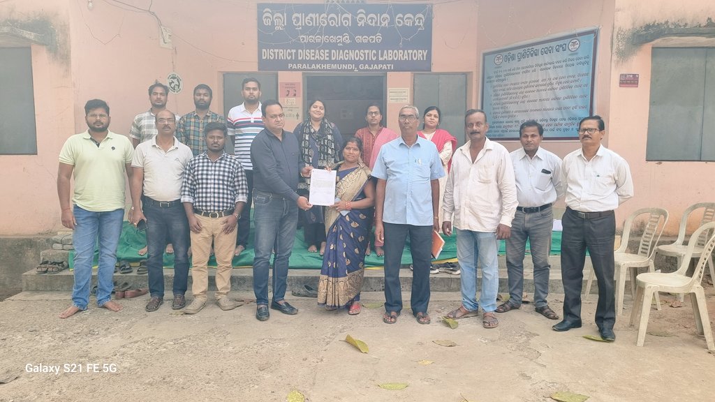 OVSAGajapati_'s tweet photo. Day-23
Support of GGGMU  and submission of memorandum to Honourable Chief Minister through Collector regarding mass leave protest by Veterinary doctors of Odisha..#OdishaVetsOnProtest #justiceforOVSA 
#vetsdemandjustice
@BKArukha 
@AtanuMLA 
@saraka_fan 
@KeshariDeb @CMO_Odisha https://t.co/COvQ5HQvTM