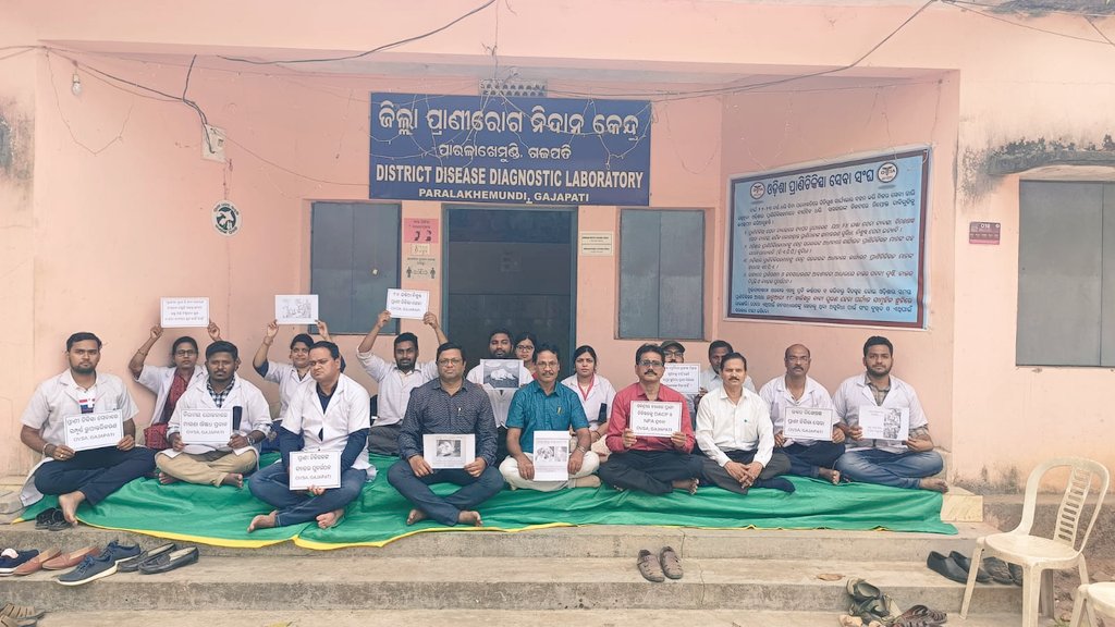 OVSAGajapati_'s tweet photo. Day-23
Support of GGGMU  and submission of memorandum to Honourable Chief Minister through Collector regarding mass leave protest by Veterinary doctors of Odisha..#OdishaVetsOnProtest #justiceforOVSA 
#vetsdemandjustice
@BKArukha 
@AtanuMLA 
@saraka_fan 
@KeshariDeb @CMO_Odisha https://t.co/COvQ5HQvTM