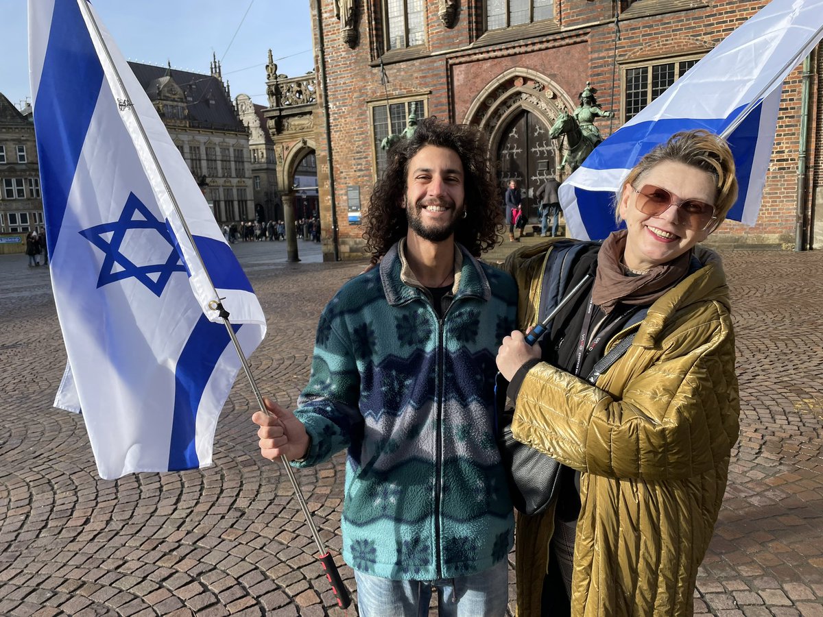 Sola_Sistime's tweet photo. … dann gab es heute, neben vielen tollen Begegnungen eine sehr emotionale und ❤️ 🫂 von Letizian aus Jerusalem, der auf einer Durchreise in #Bremen ist!… schon wegen solche Momente lohnt es sich auf die Straße zu gehen!…wie gestern in #Freiberg
#WeareHumans
#StandWithIsrael https://t.co/KrpEYR3qRg